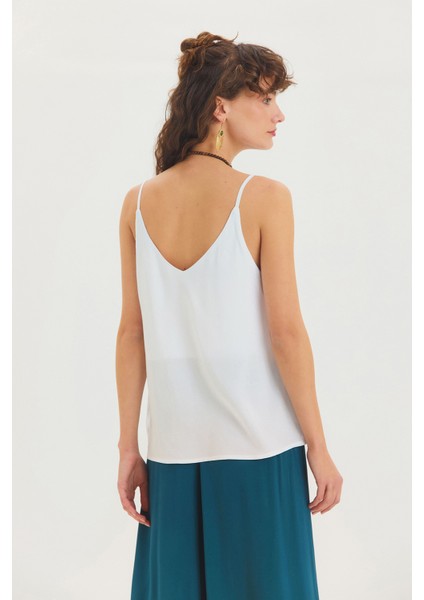 V Yaka Minimal Askılı Bluz Beyaz fırsatları
