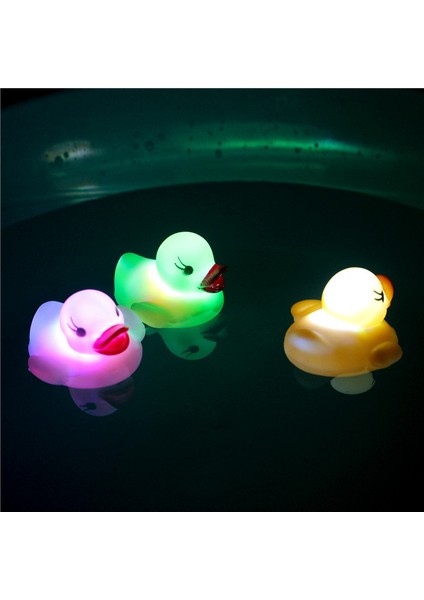 No.2 Tarzı Bebek Banyo Oyuncakları Çocuklar Için LED Işıklı Su Yüzen Oyuncak Parıldayan Plaj Oyuncakları Luminous Yüzme Lastik Ördek Oyuncakları (Yurt Dışından) indirimleri