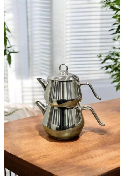 Güzel gri metal çaydanlık, dayanıklı ve şık aile boyu kullanım için ideal.