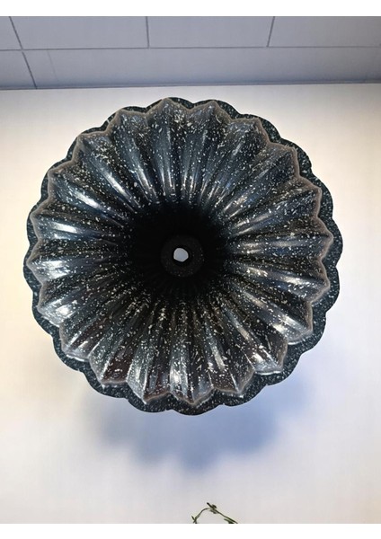 Döküm Kek Kalıbı Yuvarlak Hanımeli Dilimli 28 cm Siyah Renk