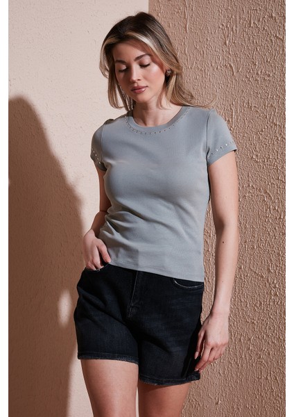 Pamuk Slim Fit Zımba Detaylı T Shirt Bayan T Shirt 25Y0523K1 fırsatları