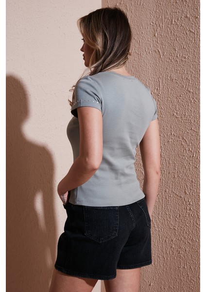 Pamuk Slim Fit Zımba Detaylı T Shirt Bayan T Shirt 25Y0523K1 indirimleri