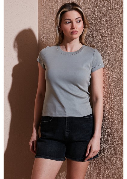 Pamuk Slim Fit Zımba Detaylı T Shirt Bayan T Shirt 25Y0523K1 fiyatları