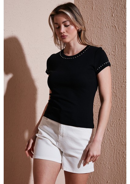 Pamuk Slim Fit Zımba Detaylı T Shirt Bayan T Shirt 25Y0523K1 modelleri