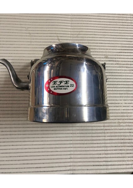 Şık ve dayanıklı alüminyum çaydanlık, 22 L, pratik kullanım sağlar.