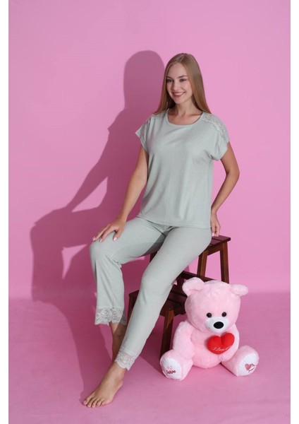 Mlale Yeşil Fitilli Ince Raporlu Kumaş Kol ve Paça Dantelli Kısa Kollu Bayan Pijama Takımı 4061-Y