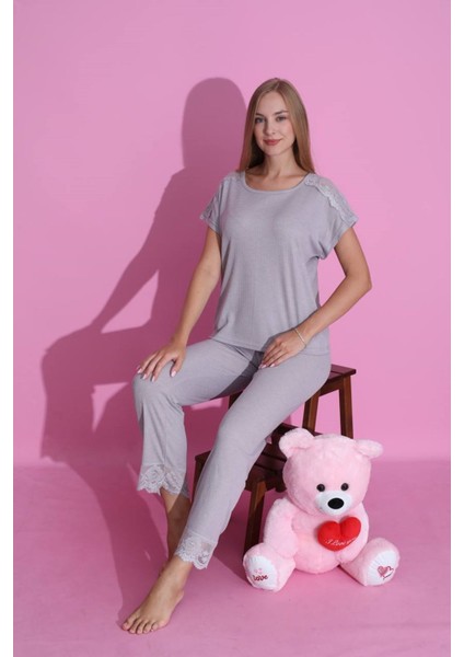 Mlale Gri Fitilli Ince Raporlu Kumaş Kol ve Paça Dantelli Kısa Kollu Bayan Pijama Takımı 4059-G