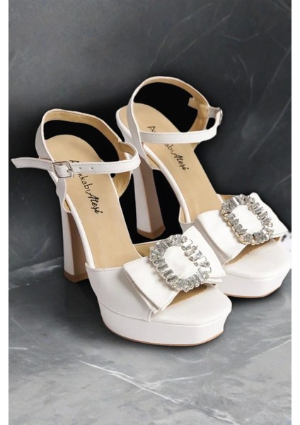 Kadın Moda Özel Tasarım Taşlı Tokalı Alçak Topuklu Platform Ayakkabı Şık ve Zarif Abiye Ayakkabı