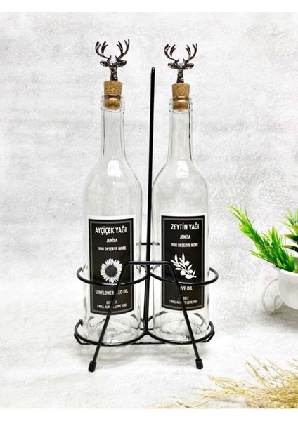 Şeffaf cam şişe 750 ml, mantar tıpalı, siyah stand, etiketli, bej renkli yağdanlık