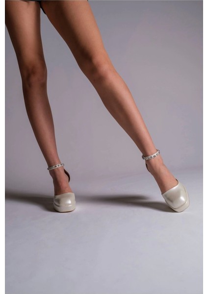 Kadın Moda Taş Detaylı Özel Tasarım Alçak Topuklu Ayakkabısı Şık ve Zarif Abiye Ayakkabı fırsatları