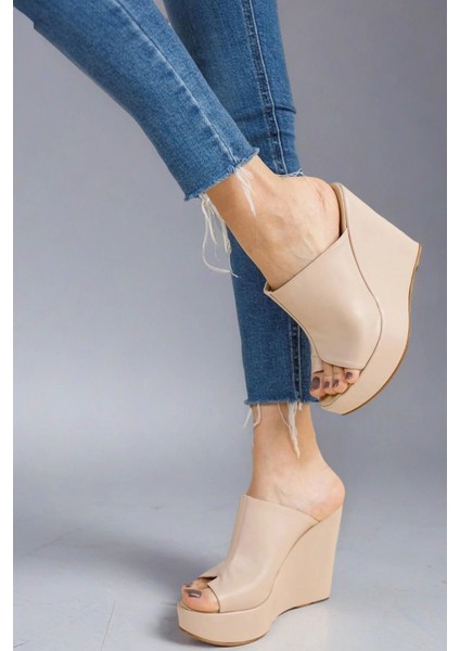 Stil Modern Kadın Dolgu Topuklu Parmak Arası Terlik Özel Tasarım Gündüz Gece Abiye Ayakkabı