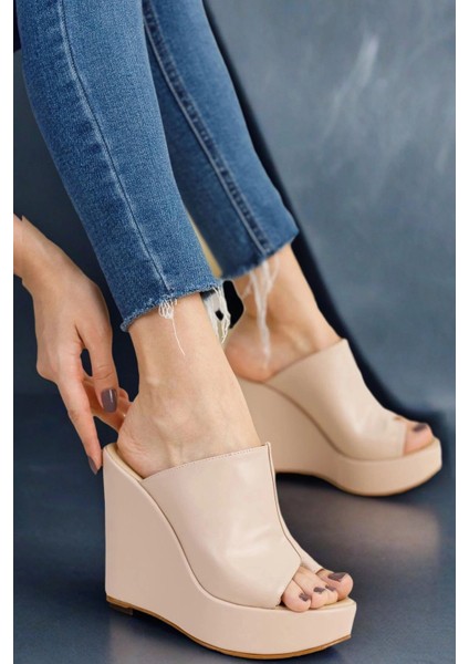 Stil Modern Kadın Dolgu Topuklu Parmak Arası Terlik Özel Tasarım Gündüz Gece Abiye Ayakkabı modelleri