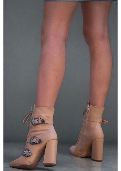 Tokalı Yüksek Topuklu Kadın Bot Kare Tabanlı Dikiş Detaylı Petli Taban Şık Modern Tasarım