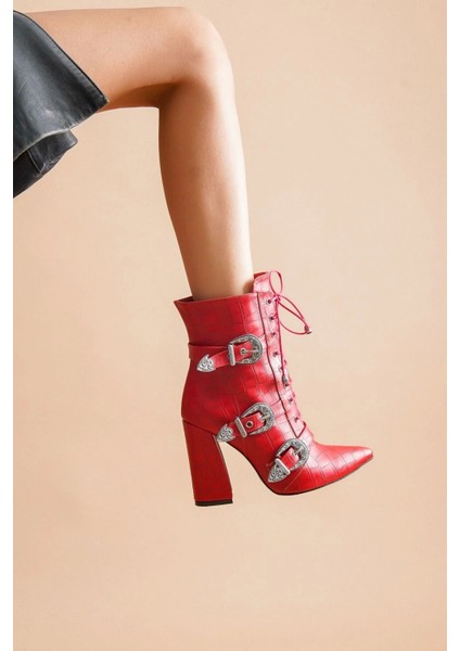 Tokalı Yüksek Topuklu Kadın Bot Kare Tabanlı Dikiş Detaylı Petli Taban Şık Modern Tasarım