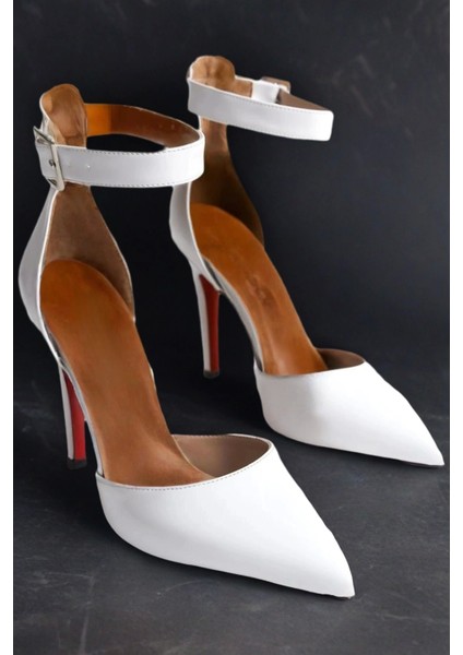 Siyah Rugan Bilekten Tokalı Sivri Burun Topuklu Gece Ayakkabısı Işıltılı ve Şık Tasarım