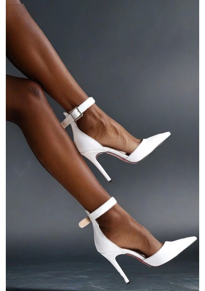 Siyah Rugan Bilekten Tokalı Sivri Burun Topuklu Gece Ayakkabısı Işıltılı ve Şık Tasarım modelleri