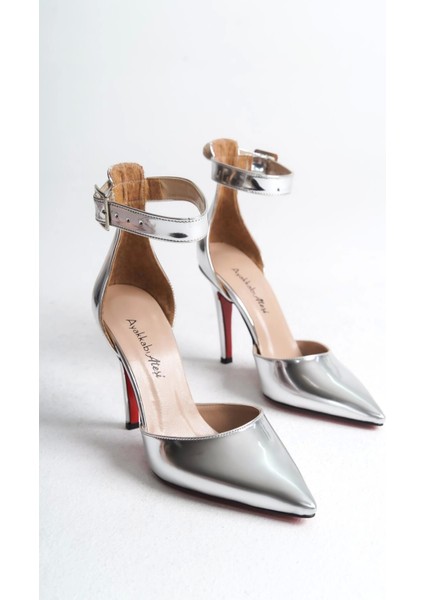 Siyah Rugan Bilekten Tokalı Sivri Burun Topuklu Gece Ayakkabısı Işıltılı ve Şık Tasarım