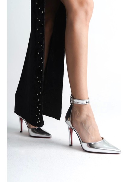 Siyah Rugan Bilekten Tokalı Sivri Burun Topuklu Gece Ayakkabısı Işıltılı ve Şık Tasarım fiyatları