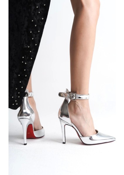 Siyah Rugan Bilekten Tokalı Sivri Burun Topuklu Gece Ayakkabısı Işıltılı ve Şık Tasarım fırsatları