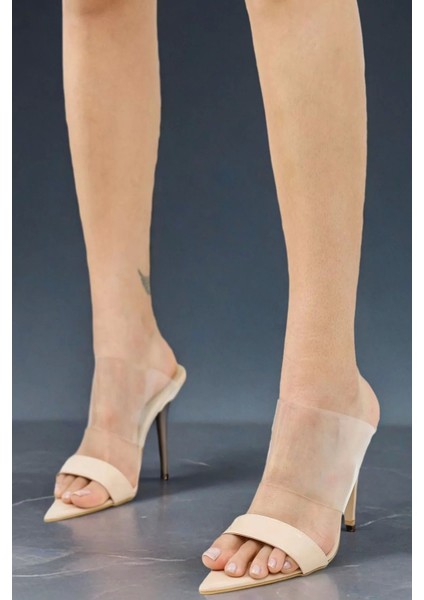 Kadın Ten Rengi Ince Topuklu Şeffaf Bantlı Terlik Yaz Kombinlerinin Parçası