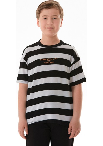 Çizgili Yazı Nakışlı Erkek Çocuk Tişört
