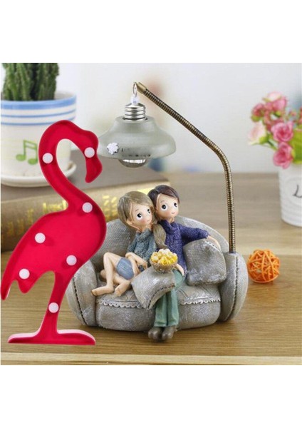 Kanepede Oturan Aşıklar Biblosu ve Flamingo LED Işık