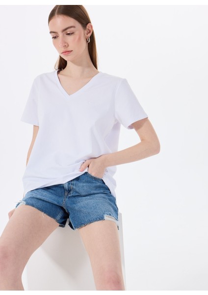 V Yaka Nakışlı Beyaz Kadın T-Shirt M5SL-TST1848