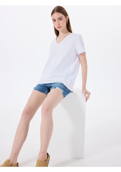 V Yaka Nakışlı Beyaz Kadın T-Shirt M5SL-TST1848 fiyatları