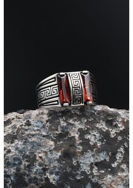 Kırmızı Baget Taşlı Grek Desenli 925 Ayar Gümüş Erkek Yüzüğü 901713 fiyatları