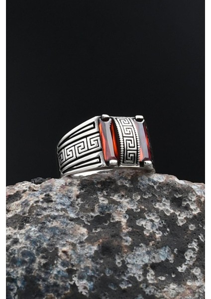 Kırmızı Baget Taşlı Grek Desenli 925 Ayar Gümüş Erkek Yüzüğü 901713 modelleri