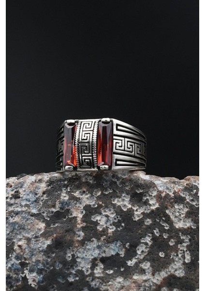 Kırmızı Baget Taşlı Grek Desenli 925 Ayar Gümüş Erkek Yüzüğü 901713 indirimleri