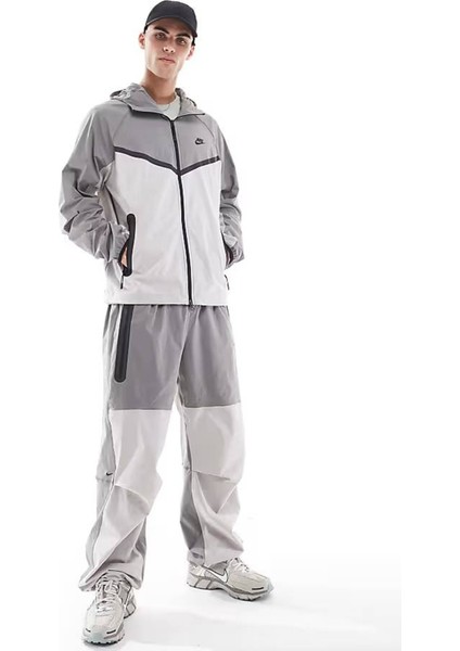 Tech Windrunner Woven Full Zip Loose Fit Jacket Erkek Bol Kesim Paraşüt Kumaş Kapüşonlu Ceket Gri fırsatları