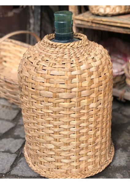 Renkli Hasır Damacana Kılıfı, şık ve doğal görünüm sağlar.