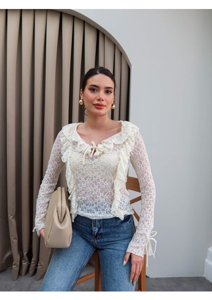 Fırfırlı Fisto Işlemeli Bluz