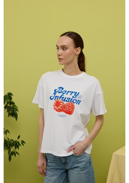 Kadın Beyaz Renk Berry Baskılı Oversize Kısa Kollu T-Shirt