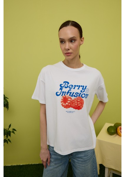 Kadın Beyaz Renk Berry Baskılı Oversize Kısa Kollu T-Shirt fiyatları