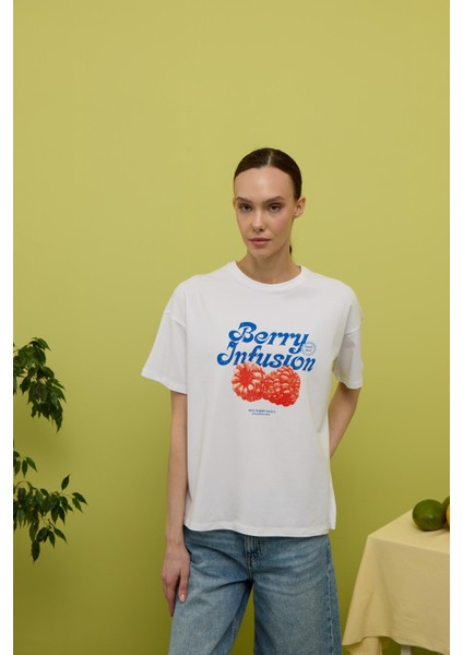 Kadın Beyaz Renk Berry Baskılı Oversize Kısa Kollu T-Shirt modelleri