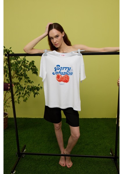 Kadın Beyaz Renk Berry Baskılı Oversize Kısa Kollu T-Shirt fırsatları