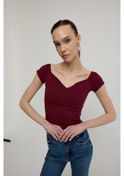 Kadın Bordo Kalp Yakalı Kısa Kollu T-Shirt