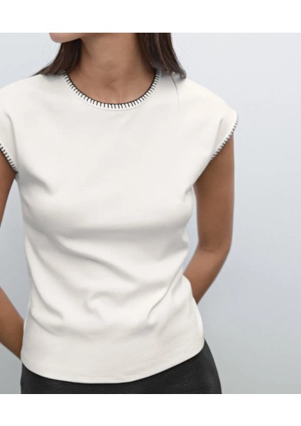 Kontrast Detaylı T-Shirt