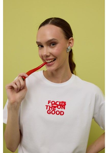 Kadın Beyaz Renk Önü ve Arkası Baskılı Oversize Kısa Kollu Tshirt modelleri