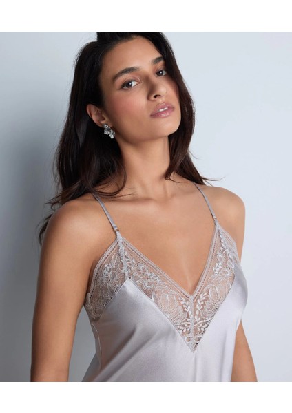 Midnight Whisper Saten Dantelli Gecelik Derin Sırt Dekolteli Şık ve Rahat Tasarım