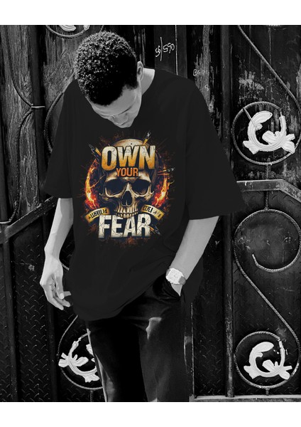 Beyaz & Siyah Oversize Ön Baskılı Tişört – Kuru Kafa Tasarımlı "own Your Fear" Mesajlı