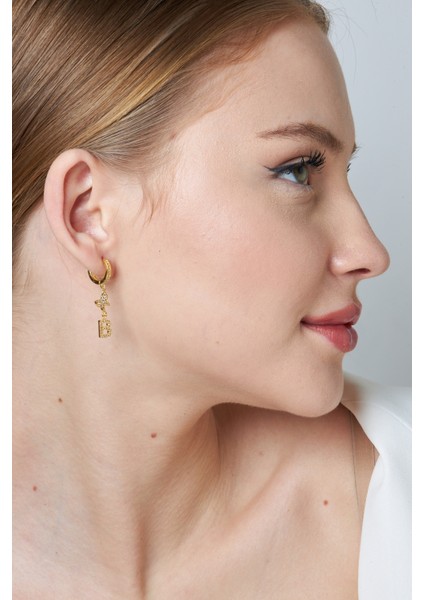 Taşlı Kelebekli Harf Küpe fırsatları