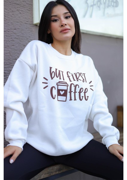Kadın Kırık Beyaz Krem Ekru But First Coffee Baskılı 0 Sıfır Yaka Oversize Salaş Bol Kesim Polar Sweatshirt