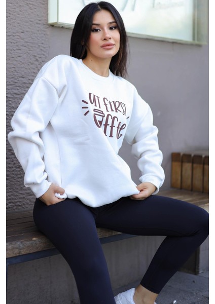 Kadın Kırık Beyaz Krem Ekru But First Coffee Baskılı 0 Sıfır Yaka Oversize Salaş Bol Kesim Polar Sweatshirt fiyatları