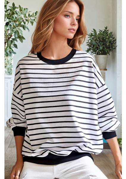 Kadın Beyaz-Siyah Çizgili Renk Bloklu 0 Sıfır Yaka Oversize Salaş Bol Kesim Polar Sweatshirt