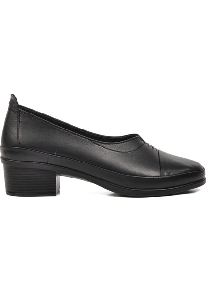 Siyah Deri Kadın Topuklu Klasik Ayakkabı