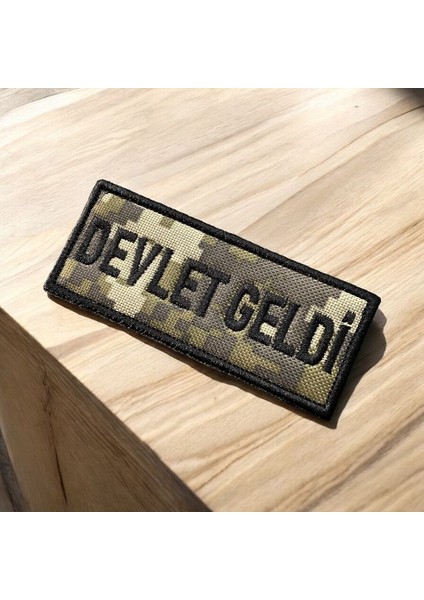 Kamuflaj Zemin Siyah Renk Devlet Geldi Peç Arma - 10X4 cm