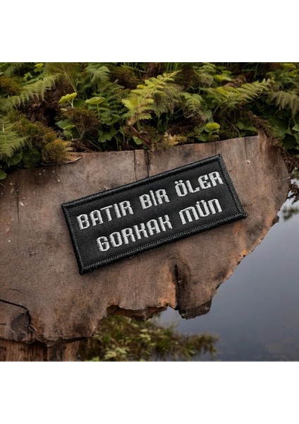 Siyah Zemin Kahraman Bir Ölür, Korkak Bin Patch - 10X4 cm